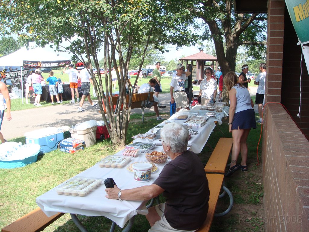 Northville Classic 8k 2008-07 0070.JPG - Lots of food and drinks for afterwards!